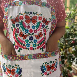 Embroidered Apron with Butterflies/ Mandil bordado con mariposas/ monarcas immagine 13