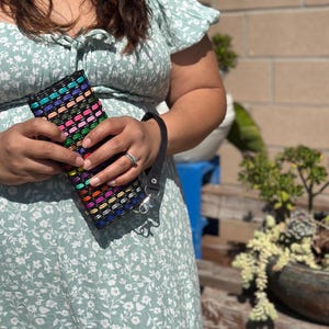 Wallet with wristlet, hand-woven / cartera de toquilla con muñecera