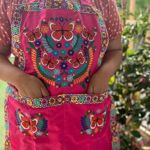 Embroidered Apron with Butterflies/ Mandil bordado con mariposas/ monarcas immagine 16