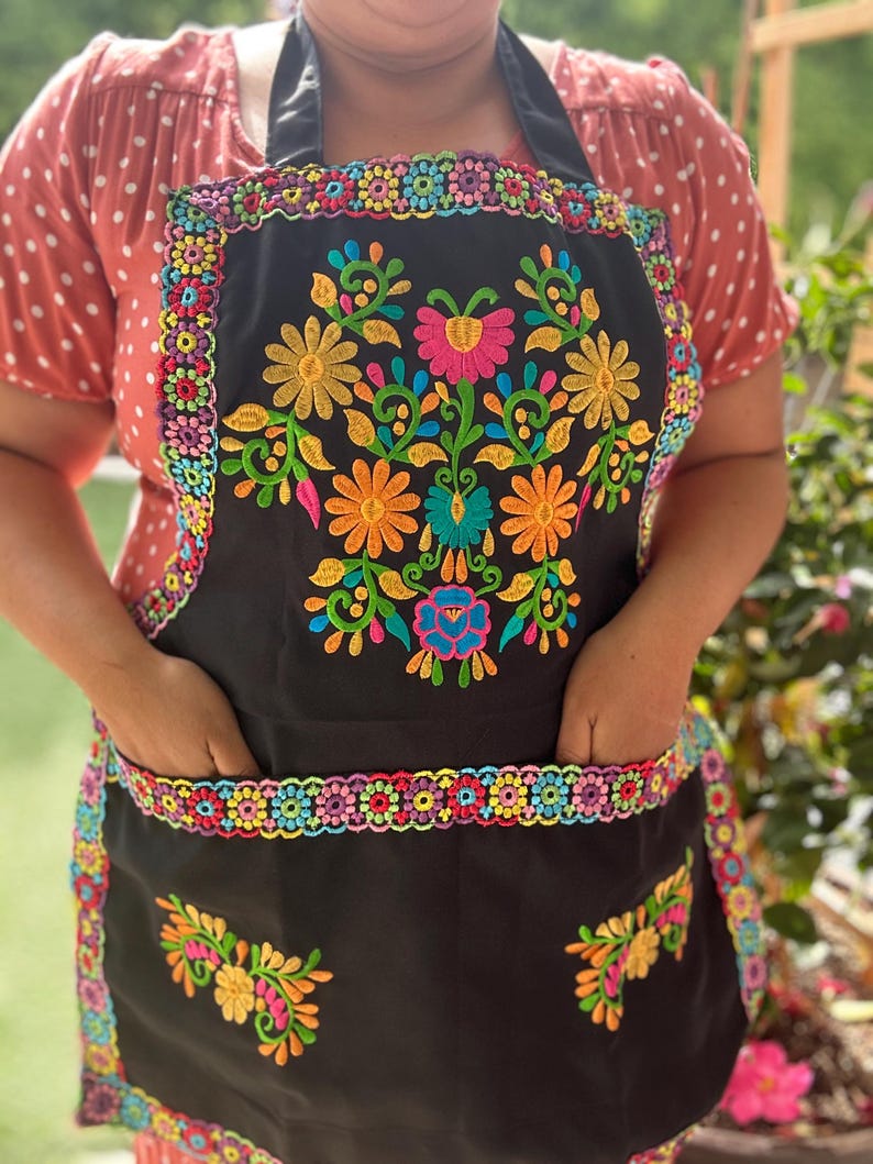 Embroidered Apron/ Mandil bordado con mariposas/ Mandil bordado con Colibri/ Mandil bordado con la virgen de Guadalupe / Latina Apron image 7