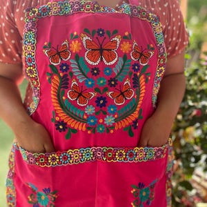 Embroidered Apron with Butterflies/ Mandil bordado con mariposas/ monarcas Monarca Fuchsia