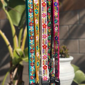 Floral Embroidered Lanyard/ Portallaves Bordados