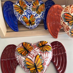 Ceramic corazón con alas con mariposa monarca / hand made and hand painted/ Talavera/ monarca