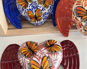 Ceramic corazón con alas con mariposa monarca / hand made and hand painted/ Talavera/ monarca