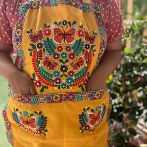 Embroidered Apron with Butterflies/ Mandil bordado con mariposas/ monarcas Monarca Yellow