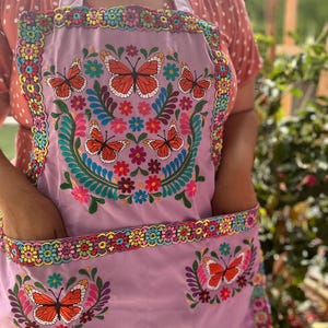 Embroidered Apron with Butterflies/ Mandil bordado con mariposas/ monarcas immagine 12