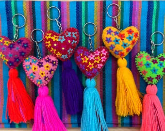 Mini porte-clés à pompons fait main coeur brodé