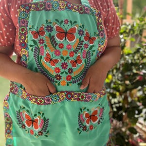Embroidered Apron with Butterflies/ Mandil bordado con mariposas/ monarcas Monarca Mint