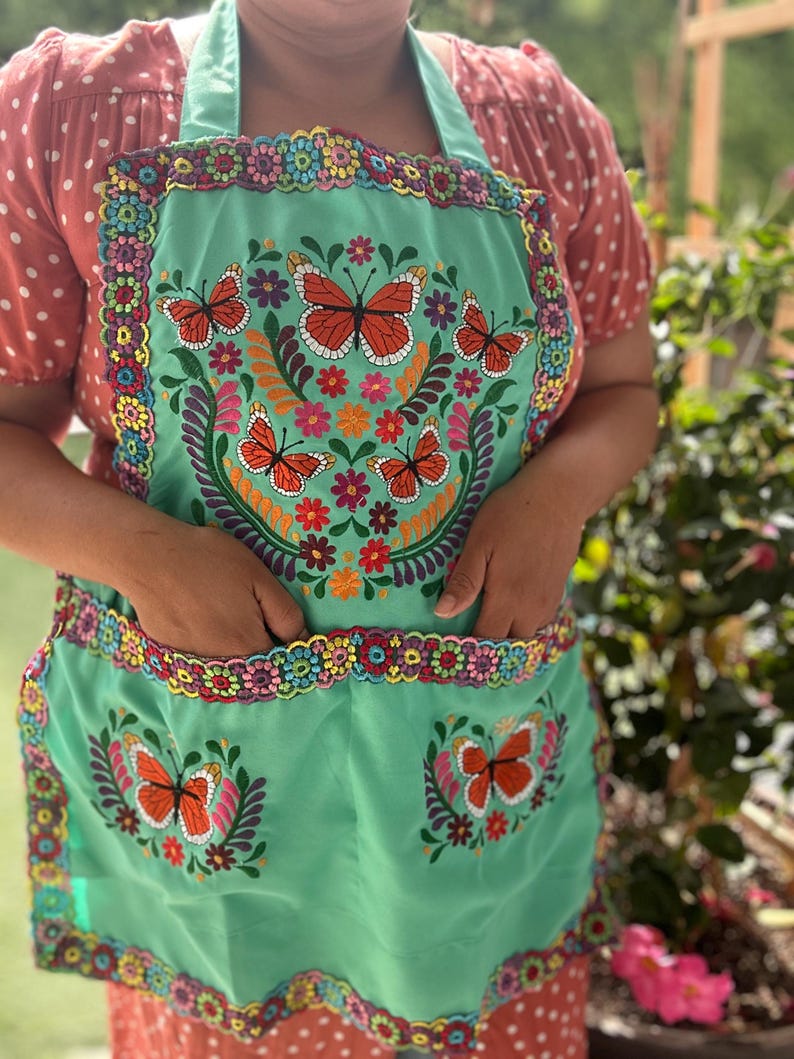 Embroidered Apron with Butterflies/ Mandil bordado con mariposas/ monarcas Monarca Mint