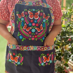 Embroidered Apron with Butterflies/ Mandil bordado con mariposas/ monarcas immagine 18