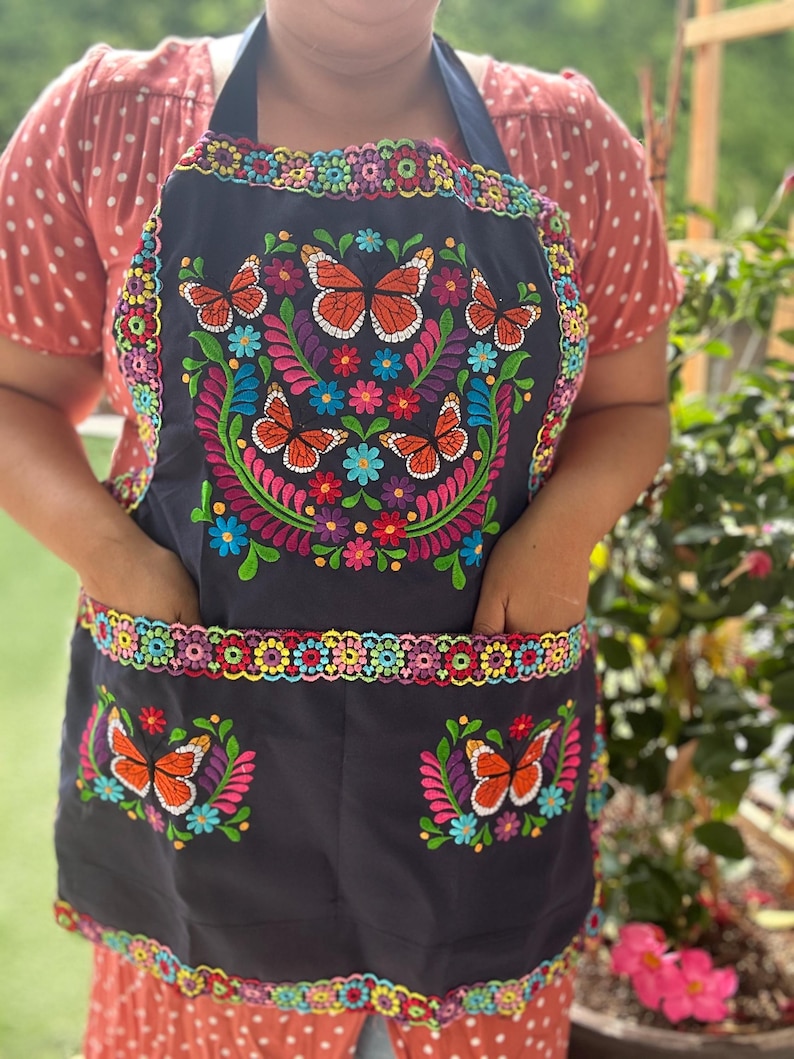 Embroidered Apron with Butterflies/ Mandil bordado con mariposas/ monarcas immagine 18