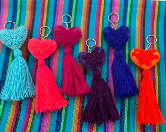 Mini porte-clés pompon fait main en forme de coeur brodé