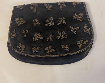 Vintage svart vikbar kuvertväska med pärlmönster och blommönster, tillverkad i Frankrike