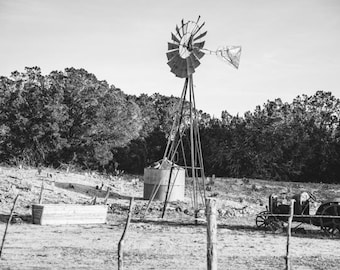 Foto de moinho de vento, foto do Texas, Texas rústico, Texas Hill County, fotografia de TX, foto de belas artes em preto e branco, decoração do Texas, campo, fazenda