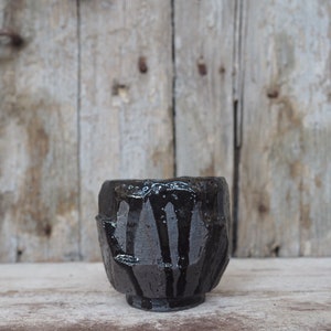 Yunomi "Isländischer Basalt", handgemachte Raku Keramik Teetasse, japanische Tasse, Matcha-Tee