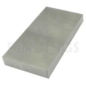 Könnte beinhalten: Ein rechteckiger, silberfarbener Metallblock. Der Block ist glatt und hat eine leicht strukturierte Oberfläche.
