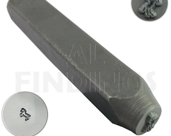 Pode incluir: Um carimbo de metal com um desenho de cavalo. O carimbo é cinza e tem forma hexagonal. O carimbo é usado para criar impressões em metal.