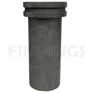 Puede incluir: Un crisol met&aacute;lico cil&iacute;ndrico de color gris oscuro con una parte superior ensanchada y un borde acanalado. El texto "AL FINDINGS" est&aacute; grabado en el lateral del crisol. El crisol est&aacute; dise&ntilde;ado para fundir metales y se utiliza en la fabricaci&oacute;n de joyas y trabajos en metal.