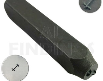 Pode incluir: Um carimbo de metal preto com um símbolo do zodíaco Sagitário. O carimbo é usado para criar impressões em metal.
