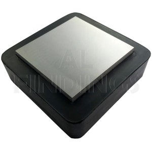 Peut inclure: Une base carrée en caoutchouc noir avec une plaque en métal argenté sur le dessus. La base mesure environ 10 cm de large et 2,5 cm d'épaisseur.