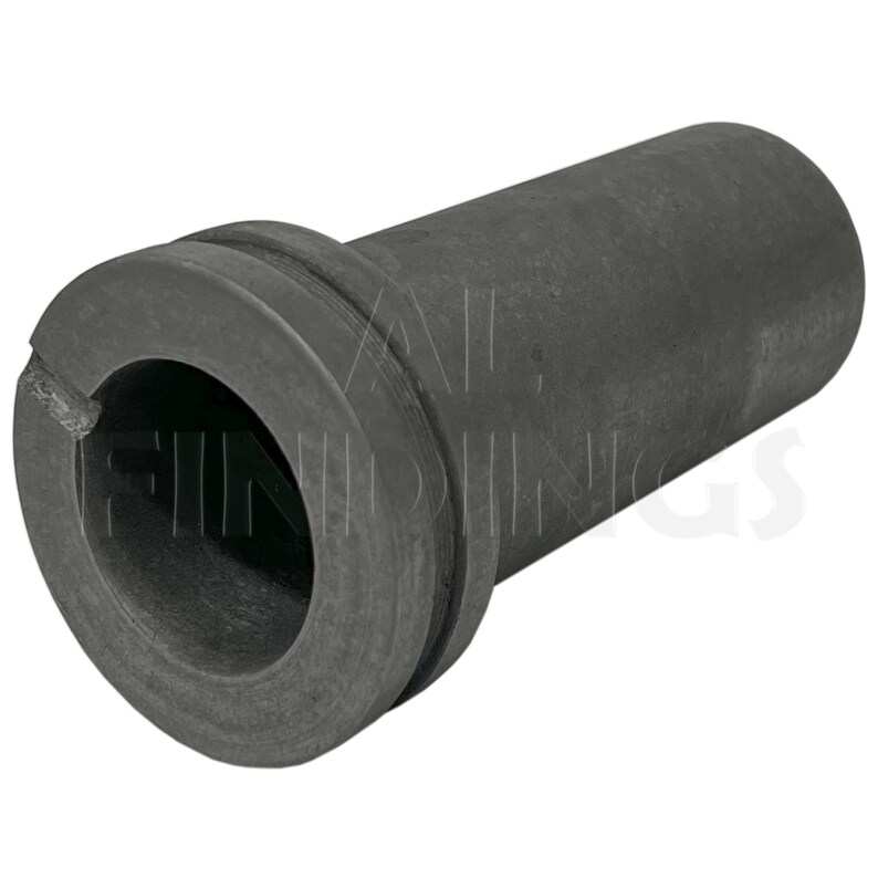 Puede incluir: Un objeto cil&iacute;ndrico gris oscuro con una abertura ancha en un extremo y un cuerpo m&aacute;s estrecho y redondeado. El objeto tiene una superficie texturizada y una ranura alrededor de la abertura m&aacute;s ancha. El objeto parece estar hecho de un material denso.