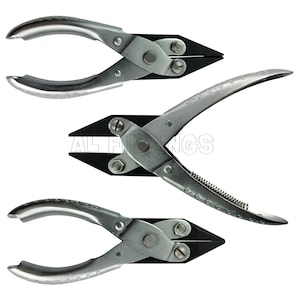 Puede incluir: Tres alicates plateados con mangos negros. Los alicates están diseñados para la fabricación de joyas y tienen un mecanismo de resorte.