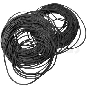 Pode incluir: Um grande pacote de elásticos pretos, enrolados firmemente juntos. Os elásticos são todos do mesmo tamanho e estão dispostos em um padrão circular.