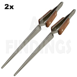 Könnte beinhalten: Zwei Paar Edelstahl-Pinzetten mit Holzgriffen. Die Pinzetten haben eine spitze Spitze und sind ideal für empfindliche Aufgaben.