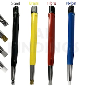 Puede incluir: Cuatro cepillos de limpieza con mangos de diferentes colores: negro, amarillo, rojo y azul. Cada cepillo tiene un tipo de cerdas diferente: acero, latón, fibra y nylon.