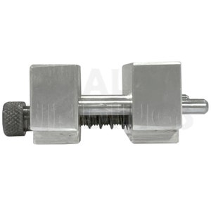 Op de afbeelding: Een zilverkleurig metalen gereedschap met een schroefdraadstang en een knop aan het ene uiteinde. De stang heeft een reeks tanden langs de lengte. Het gereedschap wordt gebruikt om gaten in leer te maken.