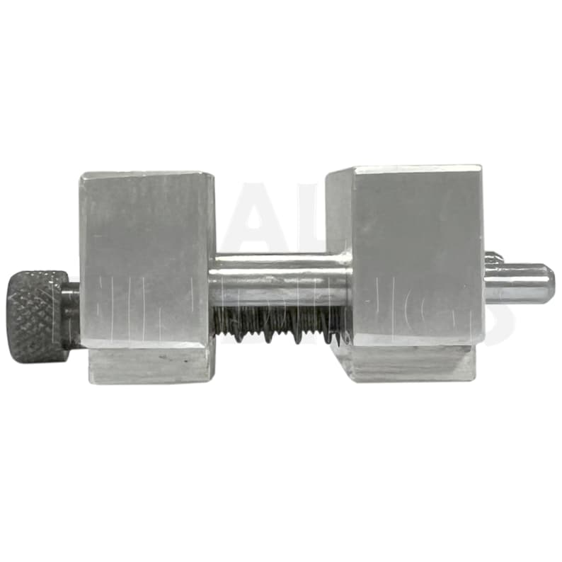 Op de afbeelding: Een zilverkleurig metalen gereedschap met een schroefdraadstang en een knop aan het ene uiteinde. De stang heeft een reeks tanden langs de lengte. Het gereedschap wordt gebruikt om gaten in leer te maken.