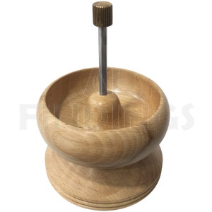 Peut inclure: Un support de bobinage de perles en bois avec une tige métallique et un bouton en laiton. Le support a une base ronde et un dessus en forme de bol.