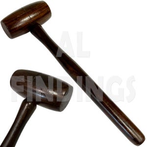 Könnte beinhalten: Zwei Holzhammer mit dunkelbrauner, gebeizter Oberfläche. Die Hämmer haben einen abgerundeten Kopf und einen langen Stiel.