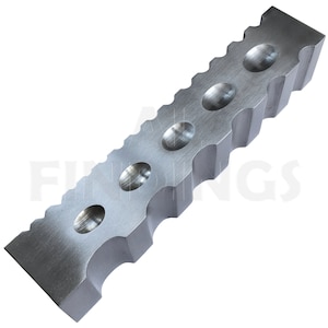 Puede incluir: Una barra de metal plateado con una superficie texturizada y seis depresiones redondas. La barra se utiliza para dar forma al metal.