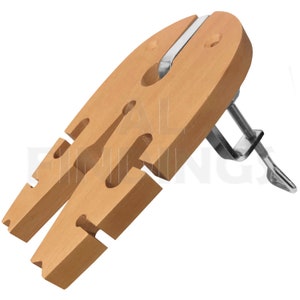 Peut inclure: Un mandrin à anneaux en bois avec une pince pour le maintenir en place. Le mandrin comporte plusieurs fentes pour différentes tailles d'anneaux.