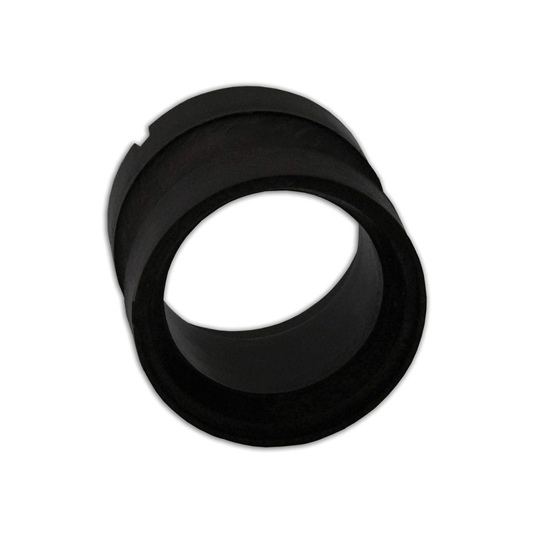 Puede incluir: Conector de tuber&iacute;a de goma negro con una abertura redonda lisa. El conector tiene una superficie ligeramente texturizada.