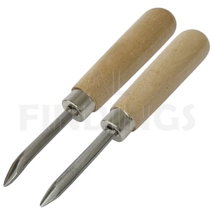 Op de afbeelding: Twee gereedschappen met houten handvatten en metalen punten. De gereedschappen worden gebruikt voor het maken van sieraden.