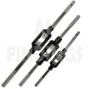 以下が含まれることがあります： さまざまなサイズの金属製タップレンチが3つ。各レンチは、黒いハンドル、銀色のシャフト、テクスチャード加工されたグリップを備えています。ツールは白い背景に対して斜めに配置されています。