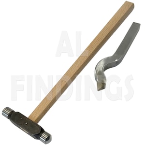 Könnte beinhalten: Ein Hammer mit Holzstiel und rundem Kopf sowie ein Metall-Formwerkzeug. Das Werkzeug ist gebogen und hat ein spitzes Ende.