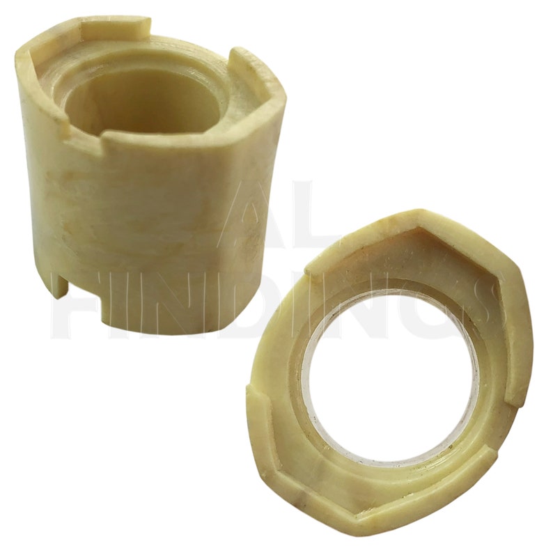 Puede incluir: Dos piezas de pl&aacute;stico beige para un grifo. La pieza m&aacute;s grande es un cilindro con un agujero en el centro. La pieza m&aacute;s peque&ntilde;a es un anillo con un agujero en el centro.