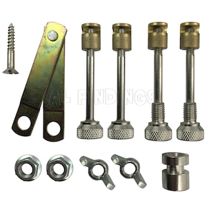 Puede incluir: Un juego de herrajes metálicos para el montaje de muebles, que incluye cuatro tornillos de color plateado con tapas de color latón, dos tuercas de mariposa de color plateado, dos tuercas de color plateado, un espaciador de color plateado y dos soportes metálicos de color dorado.