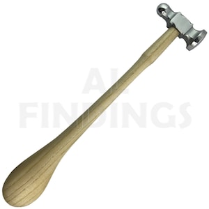 Op de afbeelding: Een zilveren metalen hamer met een houten handvat. De hamer heeft een afgeronde kop en een gladde, gepolijste afwerking. Het handvat is lang en slank, met een afgerond uiteinde.