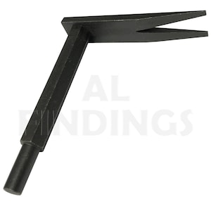 Puede incluir: Una herramienta de metal negro con un extremo bifurcado y un mango largo y angulado. La herramienta está diseñada para hacer palanca o separar materiales. El mango tiene un extremo cilíndrico.