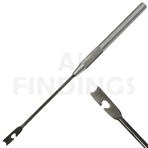 Peut inclure: Un outil en métal argenté avec un manche texturé et une tige fine et droite. L'extrémité de la tige présente un design plat et cranté. L'outil est probablement utilisé pour des travaux de précision ou la manipulation de petits objets.