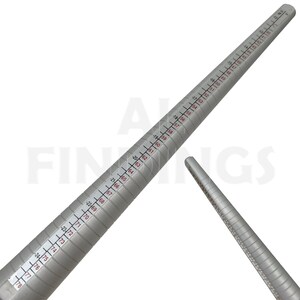 Puede incluir: Un medidor de anillos de metal plateado con n&uacute;meros rojos del 5 al 78. El medidor es un cilindro largo, delgado y c&oacute;nico.