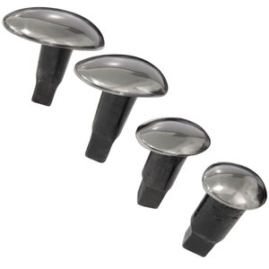 Puede incluir: Conjunto de cuatro cabezales de martillo de metal abovedados con mangos negros. Los cabezales de martillo son de diferentes tamaños.