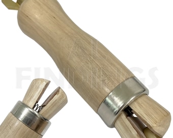 Può includere: Un mandrino per anelli in legno con una fascia metallica e un morsetto a molla. Il mandrino viene utilizzato per dimensionare e modellare gli anelli.