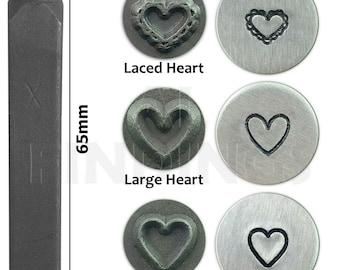 Könnte beinhalten: Ein Set mit drei herzförmigen Metallstempeln zum Basteln. Die Stempel sind 6,5 cm lang und haben verschiedene Herzdesigns: ein großes Herz, ein kleines Herz und ein Herz mit einer Spitzenbordüre. Die Stempel sind auf weißem Hintergrund abgebildet.