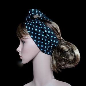 Peut inclure: Un bandeau noir &agrave; pois bleu clair. Le bandeau est nou&eacute; en n&oelig;ud sur le dessus de la t&ecirc;te. Les cheveux sont coiff&eacute;s en chignon &agrave; l'arri&egrave;re de la t&ecirc;te.