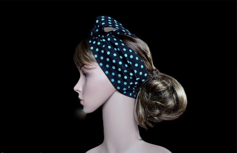 Peut inclure: Un bandeau noir &agrave; pois bleu clair. Le bandeau est nou&eacute; en n&oelig;ud sur le dessus de la t&ecirc;te. Les cheveux sont coiff&eacute;s en chignon &agrave; l'arri&egrave;re de la t&ecirc;te.